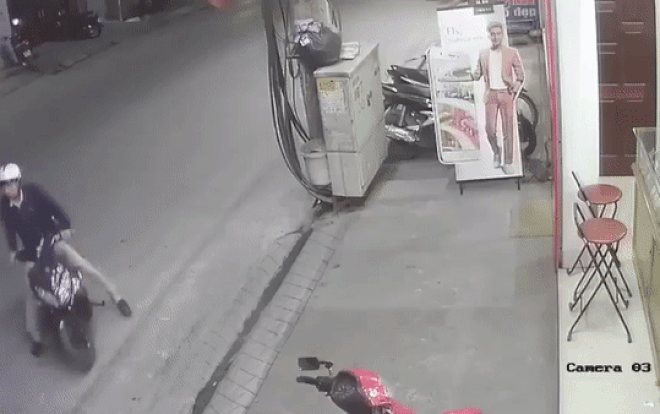 Đang sang đường, người đàn ông bất chợt khựng lại vì gặp phải thanh niên đang lao với tốc độ 'bàn thờ' và cái kết đắng Ảnh 2