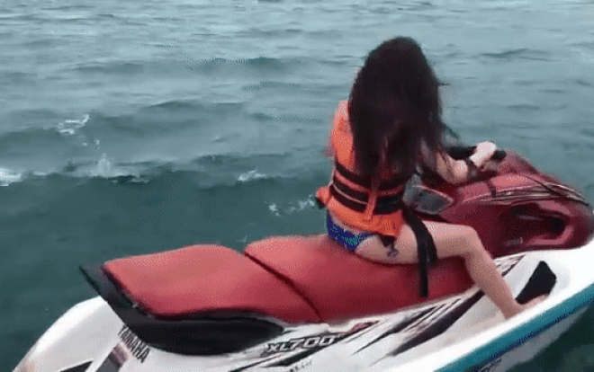 Yến Xuân khoe dáng bốc lửa trên mô tô nước, nhưng dân tình chỉ đổ xô nghe giọng đàn ông lạ ở bên Ảnh 2