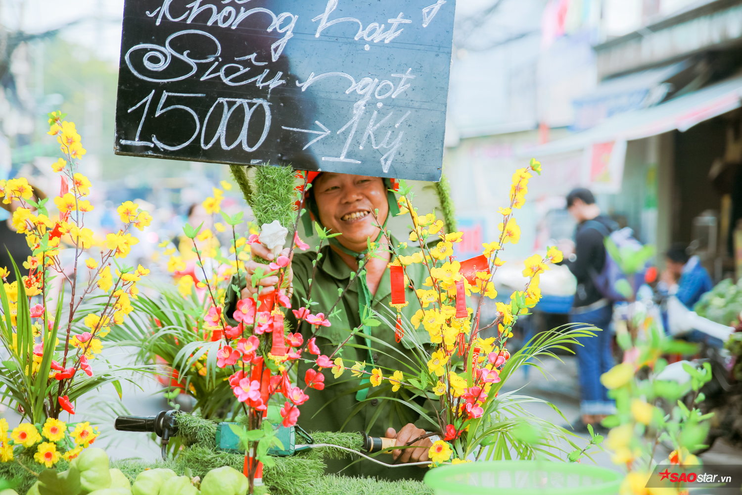 Tết ‘giàu có’ như cậu Ba, chú Bảy Sài Gòn: Nhảy múa 'điên khùng' kiếm tiền nuôi con, tự tạo Tết trên chiếc xe di động Ảnh 11