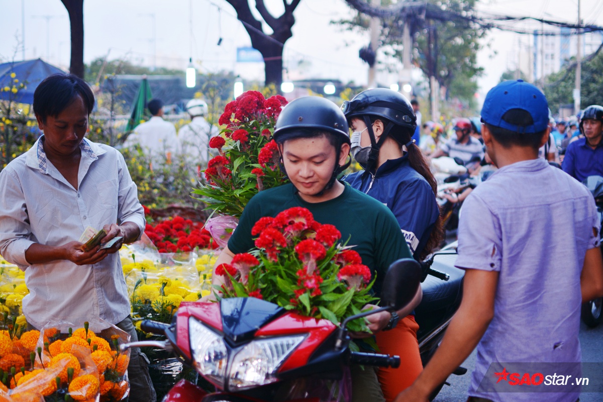 Ngắm nhìn chợ hoa lớn nhất Sài Gòn tấp nập thuyền bè ngày cuối năm Ảnh 13