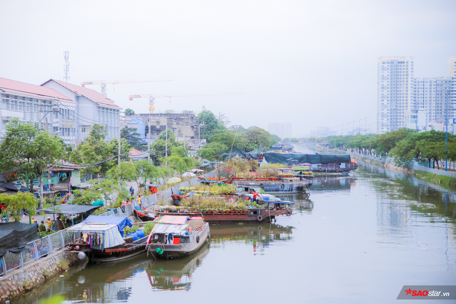 Ngắm nhìn chợ hoa lớn nhất Sài Gòn tấp nập thuyền bè ngày cuối năm Ảnh 1