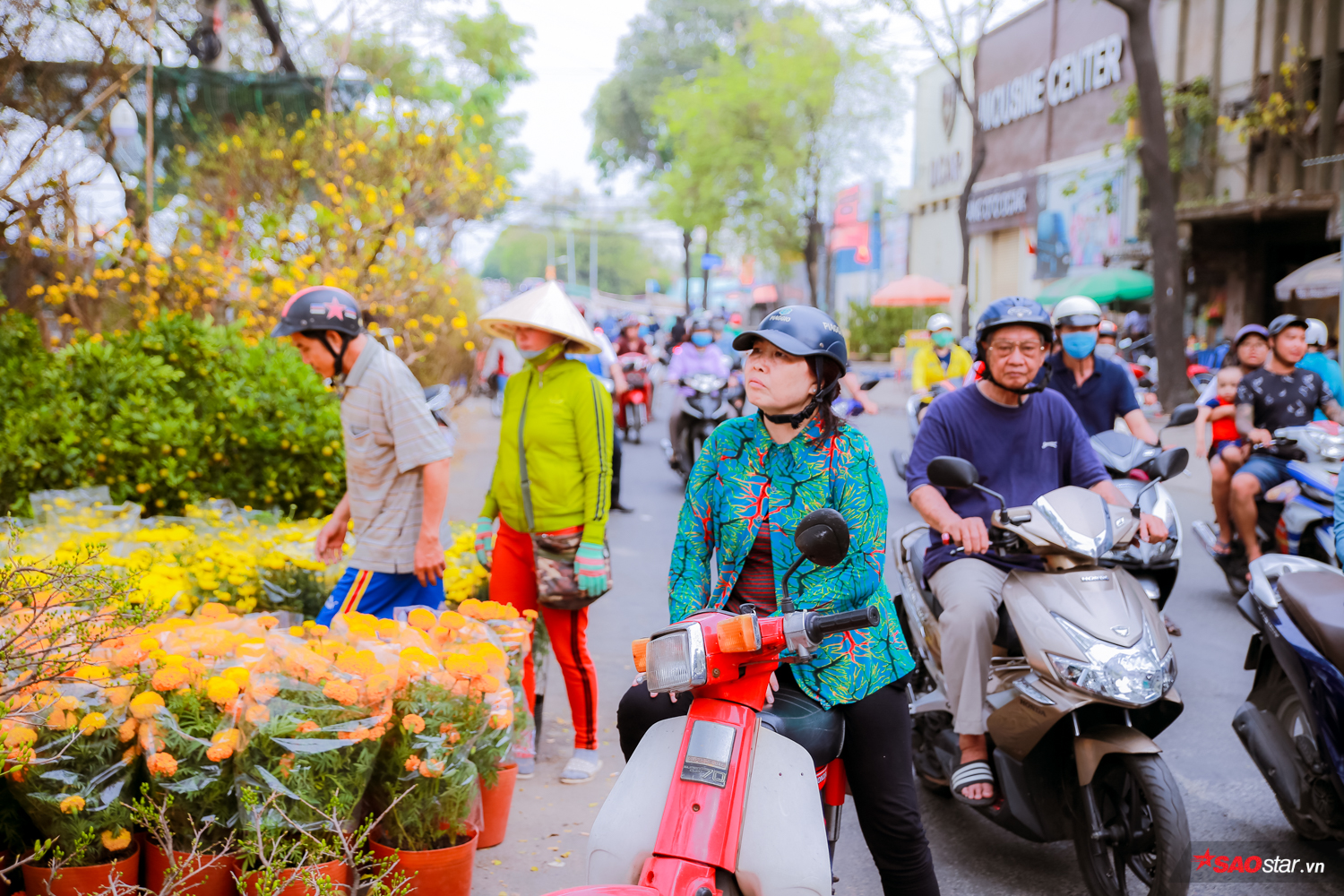 Ngắm nhìn chợ hoa lớn nhất Sài Gòn tấp nập thuyền bè ngày cuối năm Ảnh 12