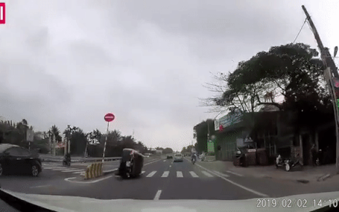 Ô tô đang lưu thông bất ngờ lật ngửa trên đường nhưng dân mạng lại phản ứng với hành động của tài xế ô tô chạy phía sau Ảnh 2