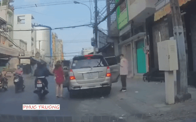 Clip: Người phụ nữ đeo túi xách bị 2 tên cướp giật phăng trong tích tắc Ảnh 2