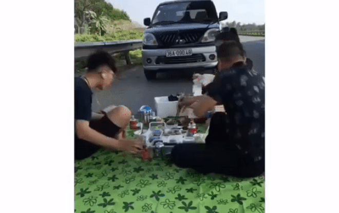 Bức xúc cảnh cả gia đình dừng xe trên cao tốc Nội Bài - Lào Cai tổ chức ăn uống còn livestream 'khoe' facebook Ảnh 2