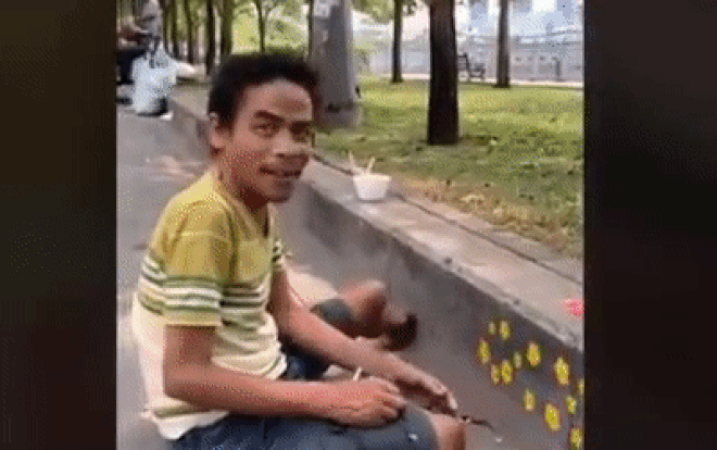 Rớt nước mắt với hành động của người đàn ông giữa phố Sài Gòn Ảnh 2