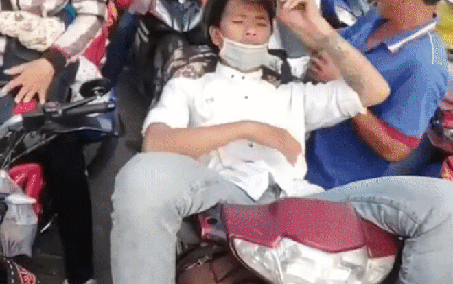 Chàng trai nằm ườn trên yên xe tranh thủ ngủ ngon khi đường tắc khiến dân mạng bái phục Ảnh 2