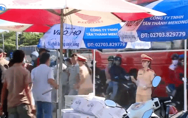 Người đàn ông cầm gậy rượt các nữ chiến sĩ CSGT phát nước miễn phí vì mặt hàng kinh doanh của mình 'ế khách' Ảnh 2