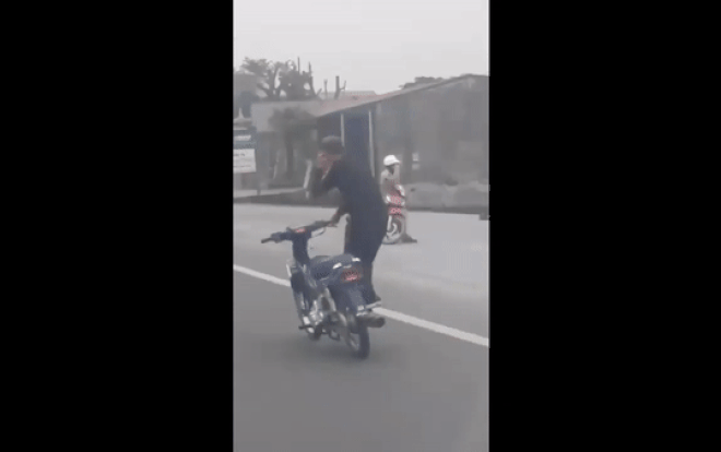 Clip nam thanh niên đầu trần 'làm xiếc' trên đường quốc lộ khiến nhiều người bức xúc Ảnh 2