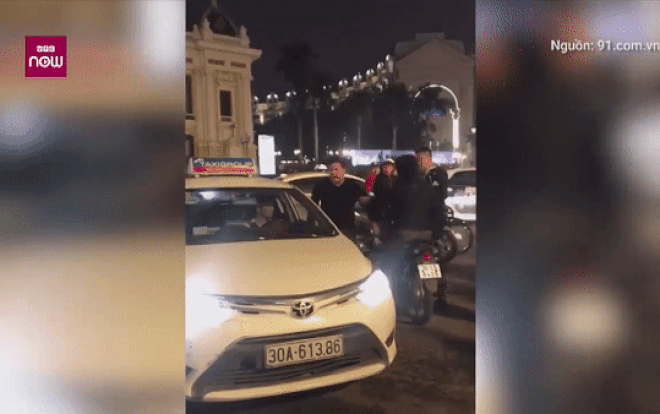 Tài xế  Mercedes lớn tiếng chửi bới, lao vào đấm đá tài xế taxi sau va chạm khiến nhiều người ngao ngán Ảnh 2