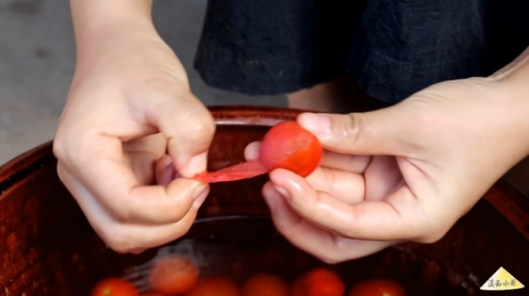 Dianxi bóc cà chua.