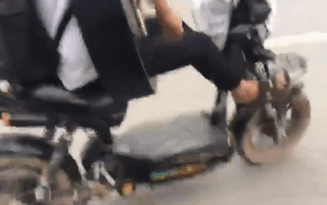 Clip: Bất chấp nguy hiểm, nam sinh buông tay lái đánh đàn guitar giữa đường bị cư dân mạng ném đá dữ dội Ảnh 2