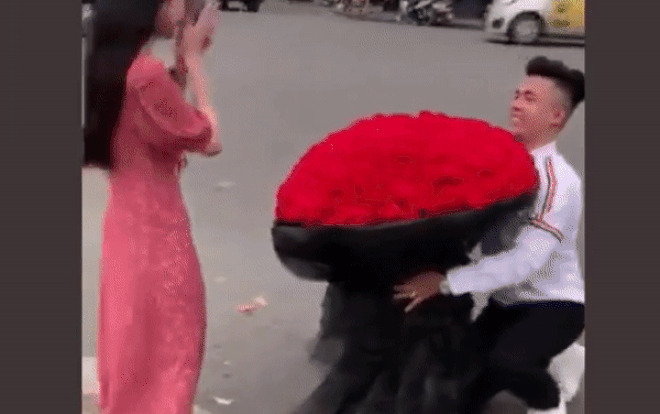 Chàng trai quỳ gối tặng bó hoa 'khủng' 999 bông hồng ngày Valentine và ngoại hình gây bất ngờ của nữ chính Ảnh 2