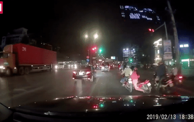 Đi song song 'chém gió rôm rả', hai cô gái nhận cái kết nhớ đời Ảnh 2