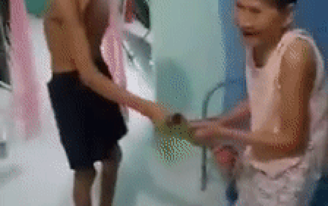 Không cần 999 bông hồng, cụ ông cầm 1 bông hoa tặng cụ bà trong ngày Valentine vẫn 'đốn tim' cư dân mạng Ảnh 2