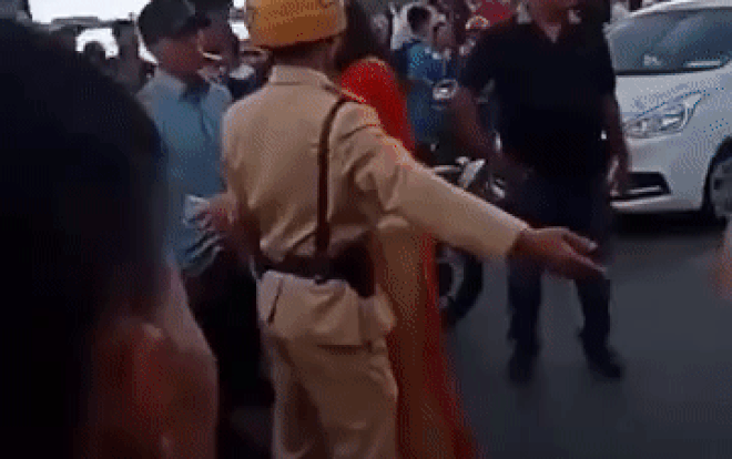 Bức xúc clip người phụ nữ thách thức CSGT 'chẳng sợ gì cả' khi đoàn xe đón dâu bị đề nghị vào lề đường làm việc Ảnh 2