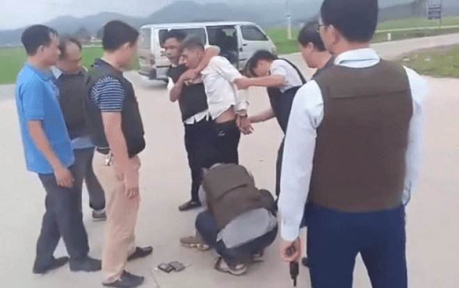 Toàn bộ diễn biến vụ hàng trăm cảnh sát vây bắt nhóm người cầm súng cố thủ trong ô tô chở ma tuý Ảnh 2