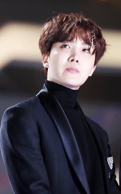 Bts: Xuất Hiện Người Phụ Nữ Lạ Mặt Trong Tiệc Sinh Nhật J-Hope, Fan Lập Tức  Lên Tiếng Bất Bình