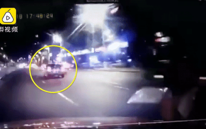 Giật mình cảnh xe BMW 'nhào lộn' giữa đường, tài xế sống sót thần kỳ Ảnh 2