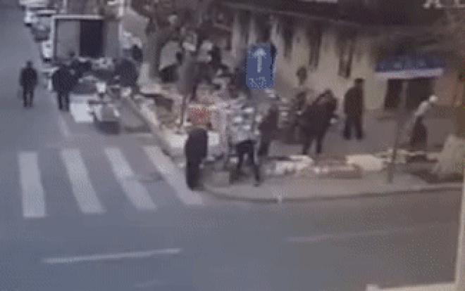 Xe máy đâm taxi, người ngồi phía sau bị hất văng lên không trung bay xa hơn 10 m Ảnh 2