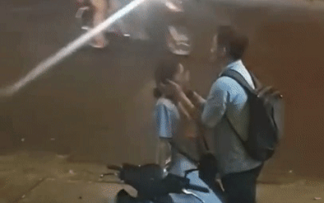 Nụ hôn vội vã giữa phố phường tấp nập đèn xe của đôi bạn trẻ trước lúc chia tay khiến nhiều người bất giác mỉm cười Ảnh 2