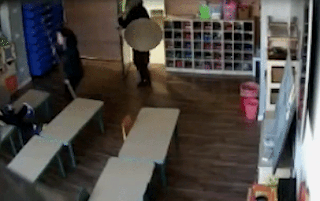 Phẫn nộ cảnh giáo viên mần non bạo hành học sinh không thương tiếc, dùng chổi lau nhà đánh liên tiếp vào người trẻ Ảnh 2