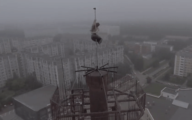 Thót tim khoảnh khắc vũ công múa cột trên nóc tòa nhà 16 tầng Ảnh 2