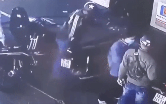 Clip nam thanh niên đấm bầm mặt nữ nhân viên cây xăng vì 'làm xăng tràn ra ngoài' gây bức xúc Ảnh 2