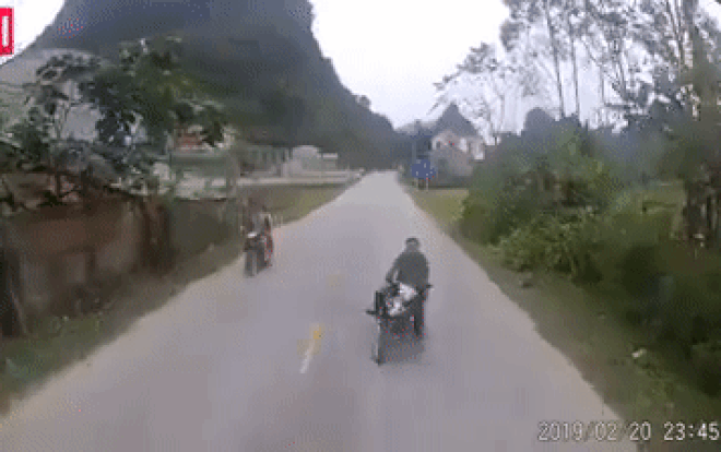 Bác tài phải đền 20 triệu cho thanh niên phóng xe máy ngược chiều dù đi đúng làn đường sau khi va chạm Ảnh 2