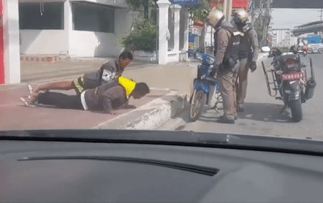 Bị cảnh sát tuýt còi do không đội mũ bảo hiểm, 2 nam sinh Thái Lan nộp phạt theo cách khó ngờ Ảnh 2