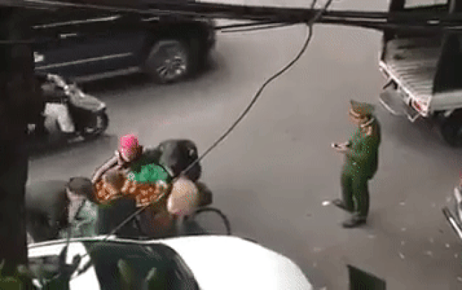 Người phụ nữ bị tịch thu từng quả cam bất lực gào khóc, lãnh đạo phường nói gì? Ảnh 2