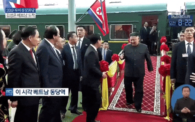 Khoảnh khắc phiên dịch Triều Tiên hớt hải chạy theo ông Kim Jong-un Ảnh 2