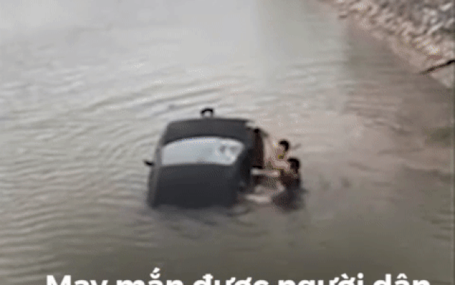 Clip người dân nhảy xuống sông đập cửa kính cứu sống tài xế ô tô say rượu Ảnh 2