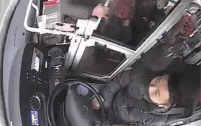 Người phụ nữ gây náo loạn ngay trên xe buýt đang di chuyển, khi biết lý do ai cũng bất bình Ảnh 2