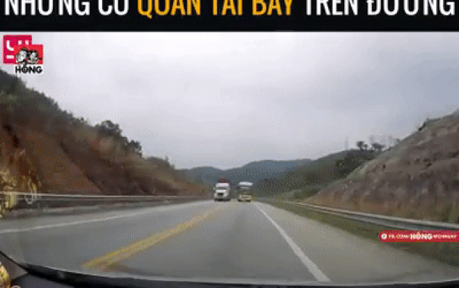 Rùng mình clip xe khách vượt ẩu, phóng như bay khiến ô tô chạy ngược chiều hoảng sợ Ảnh 2