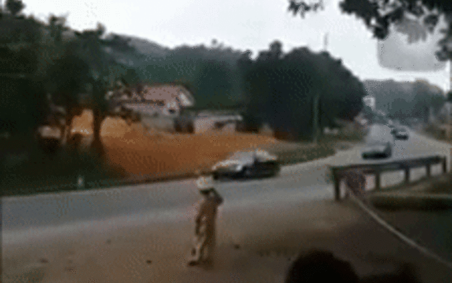 Ngộ nghĩnh clip 'CSGT tí hon' đứng nghiêm trang chào đoàn xe của Chủ tịch Kim Jong-un Ảnh 2