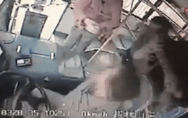 Bị nhắc nhở không được hút thuốc trên xe, người phụ nữ nổi điên thắt cổ tài xế xe buýt Ảnh 2