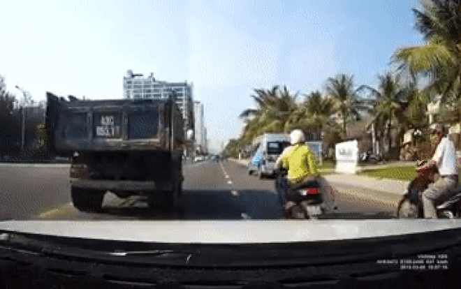 Phẫn nộ clip nam thanh niên chở cô gái cầm ném gạch vỡ kính ô tô tải đang chạy trên đường Ảnh 2