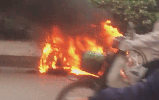 Xe máy bất ngờ bốc cháy khi đang lưu thông, tài xế vứt xe tháo chạy Ảnh 2