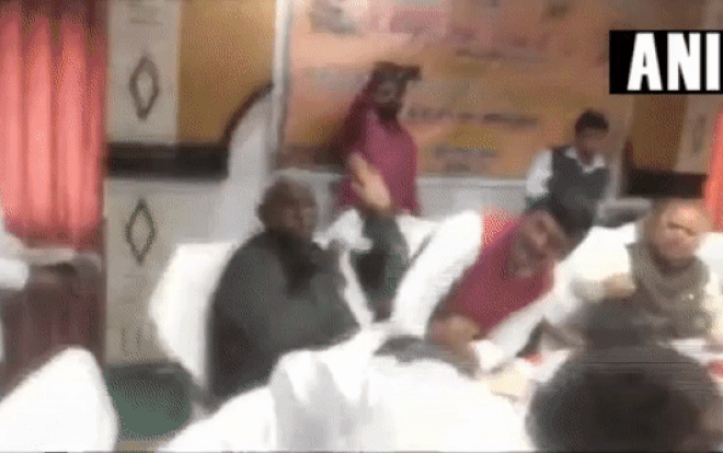 Chính trị gia Ấn Độ cầm giày 'choảng nhau' ngay trên bàn họp Ảnh 2