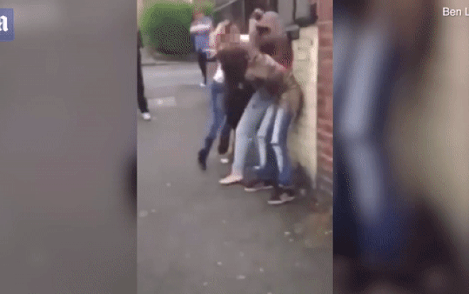 3 cô gái 'đánh hội đồng' một nạn nhân nhưng phản ứng của người chứng kiến mới thực sự gây phẫn nộ Ảnh 2