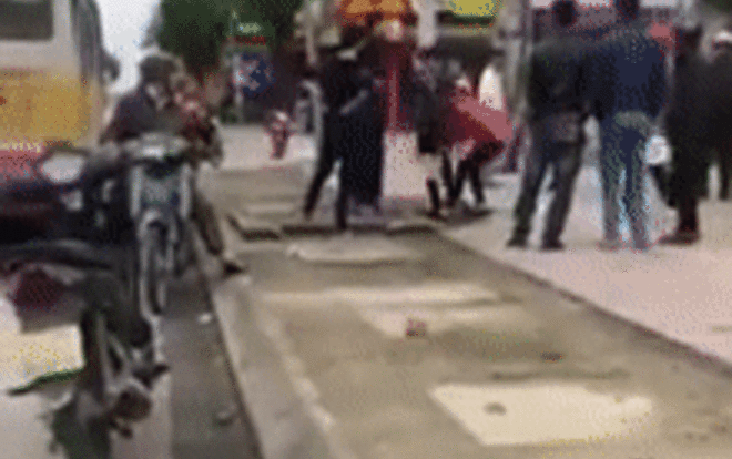 Nữ hành khách bị đánh dã man ngay giữa đường khi đang chụp ảnh xe khách lạng lách Ảnh 2