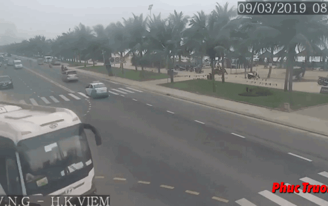 Thót tim clip cận cảnh vụ xe khách quay đầu gây tai nạn liên hoàn ở Đà Nẵng Ảnh 2