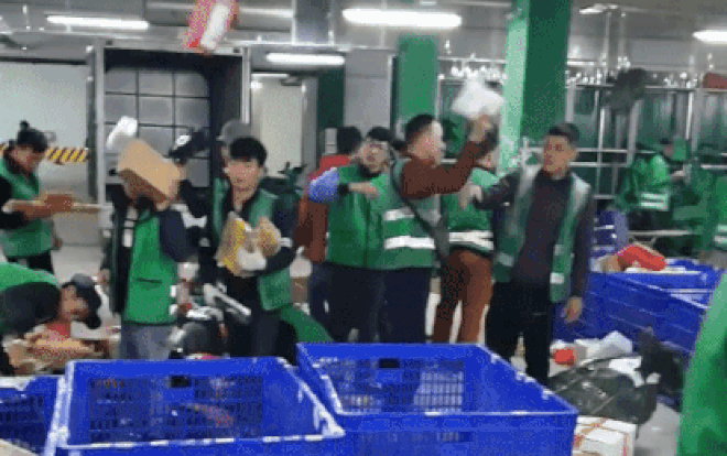 Xôn xao clip shipper phân loại hàng hóa bằng cách quăng ném ‘như bay’ Ảnh 2