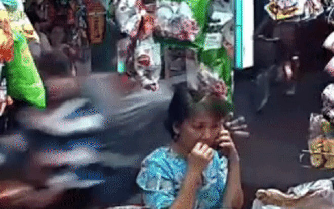 2 nam thanh niên áp sát, nhanh tay giật điện thoại trên tay khiến người phụ nữ ngã nhào xuống đường Ảnh 2