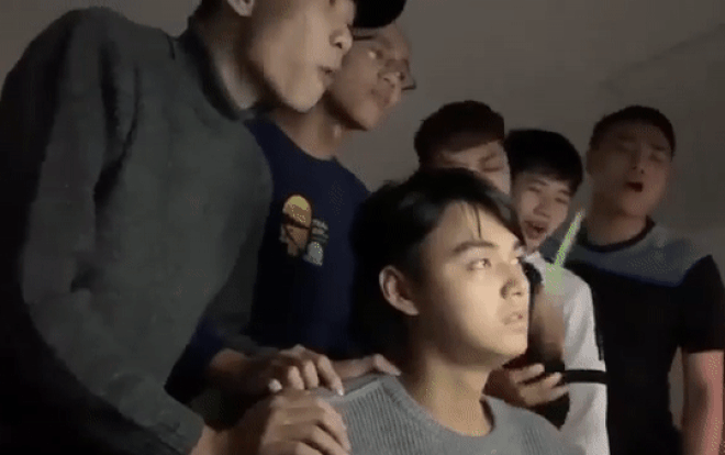 Anh chàng đau buồn vì thất tình gặp ngay hội bạn thân 'lầy lội' khiến nỗi đau chạm đáy Ảnh 2