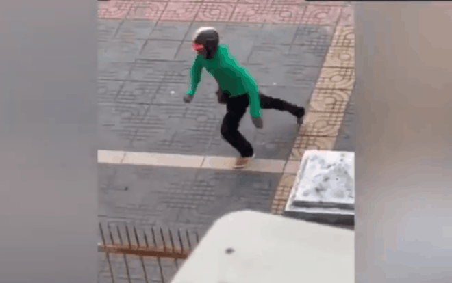 Chồng chửi bới lao vào đánh vợ mang bầu thậm tệ giữa đường, mặc kệ con nhỏ đứng gào khóc gây bức xúc Ảnh 2