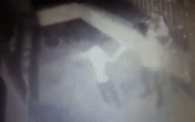 Tức giận vì con không nghe lời, người cha dùng vật cứng bạo hành bé trai 8 tuổi Ảnh 2