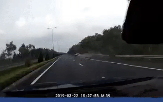 Rùng mình clip ô tô lao qua dãi phân cách, đối đầu xe 7 chỗ khiến 4 người thương vong Ảnh 2