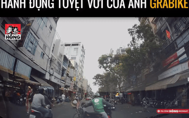 Tài xế Grab Bike lao ra đường làm 'lá chắn' giúp đỡ người đàn ông ngồi xe lăn sang đường khiến nhiều người cảm động Ảnh 2